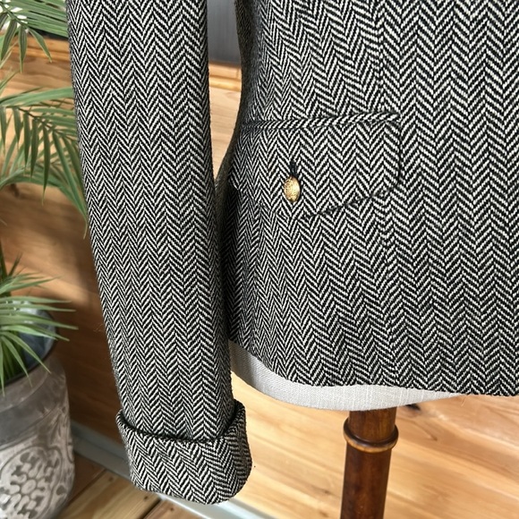 Chaps Women’s Blazer
• Size: Medium
• Color: Gray
• Condition: Pre-loved - Picture 4 of 7